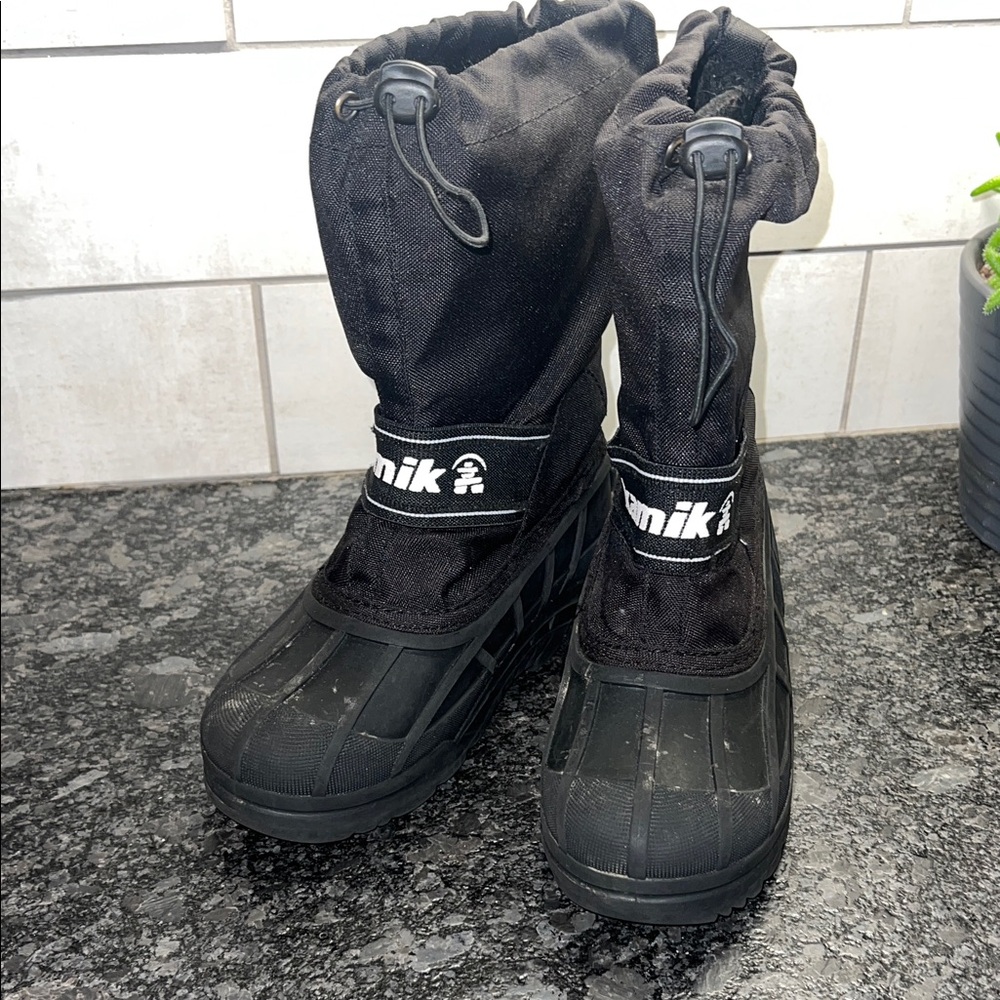 Kamik Black Snow Boots with Drawstring.  Good condition. Size 2